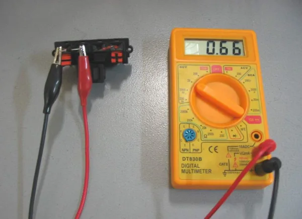 مقياس رقمي متعدد DT830B